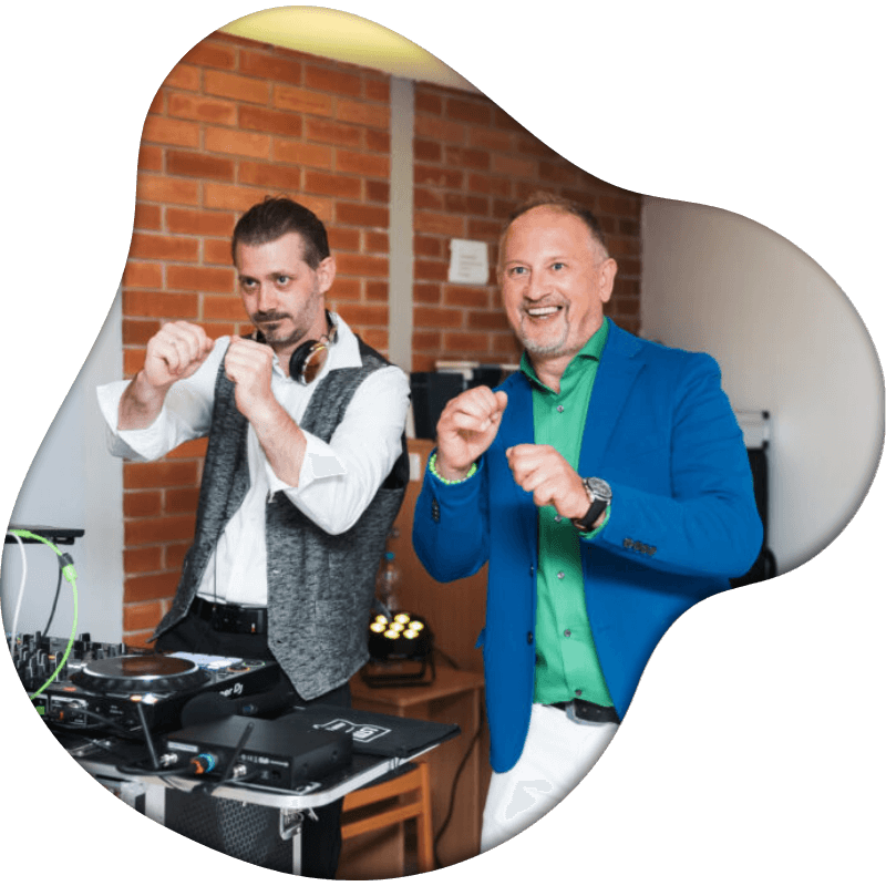 a ceremoniamester koordinal az eskuvoi dj pedig a zenevel foglalkozik
